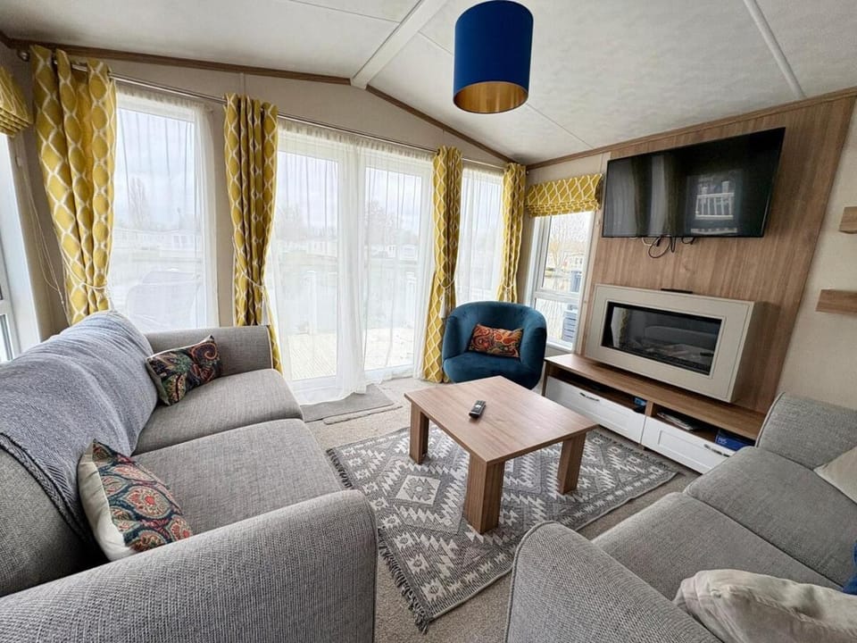 Lake Retreat, Dog Friendly, Free Hoburne Passes House in Cotswold District