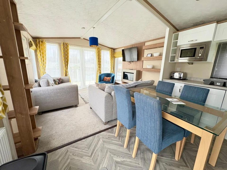 Lake Retreat, Dog Friendly, Free Hoburne Passes House in Cotswold District