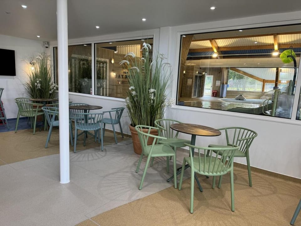 Lemon Tree Lodge, Dog Friendly, Free Hoburne Passes House in Cotswold District