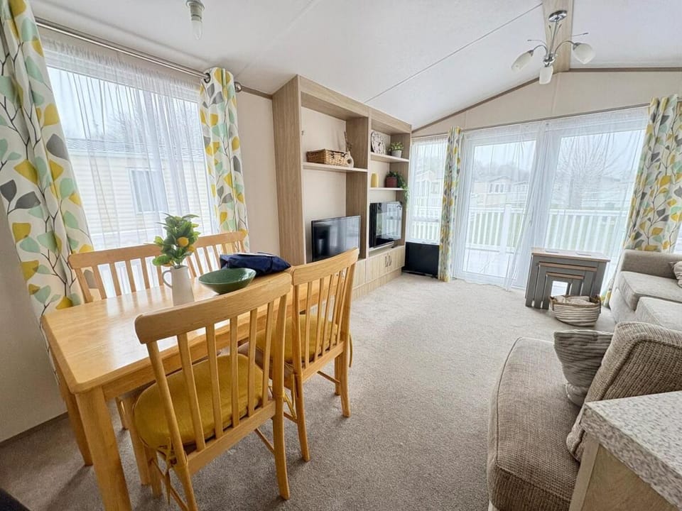 Lemon Tree Lodge, Dog Friendly, Free Hoburne Passes House in Cotswold District
