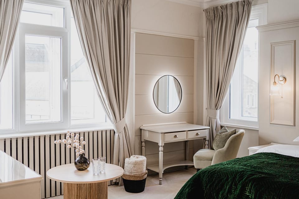 Bed, Seating area, internet