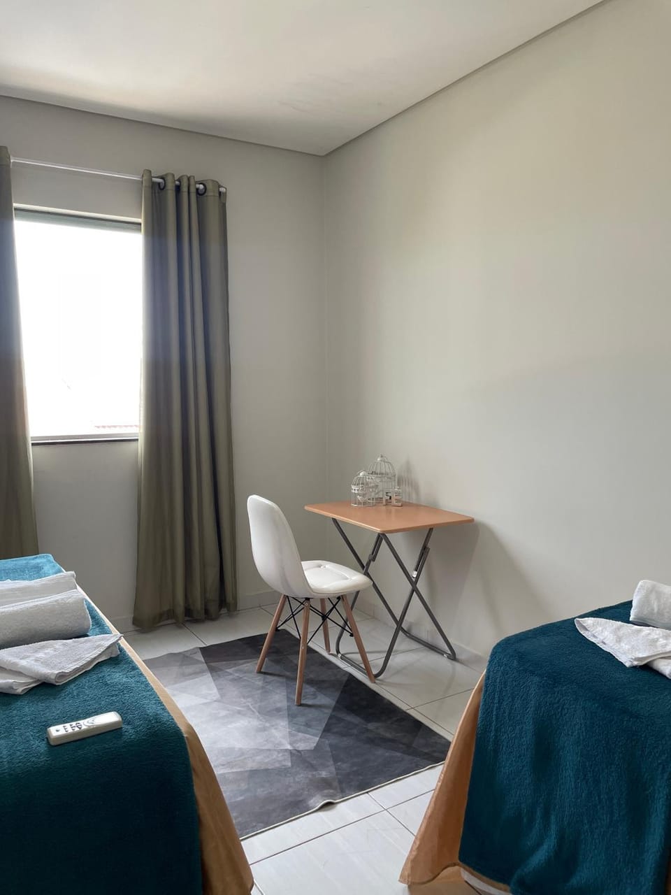 Bed, Photo of the whole room, Seating area, Bedroom