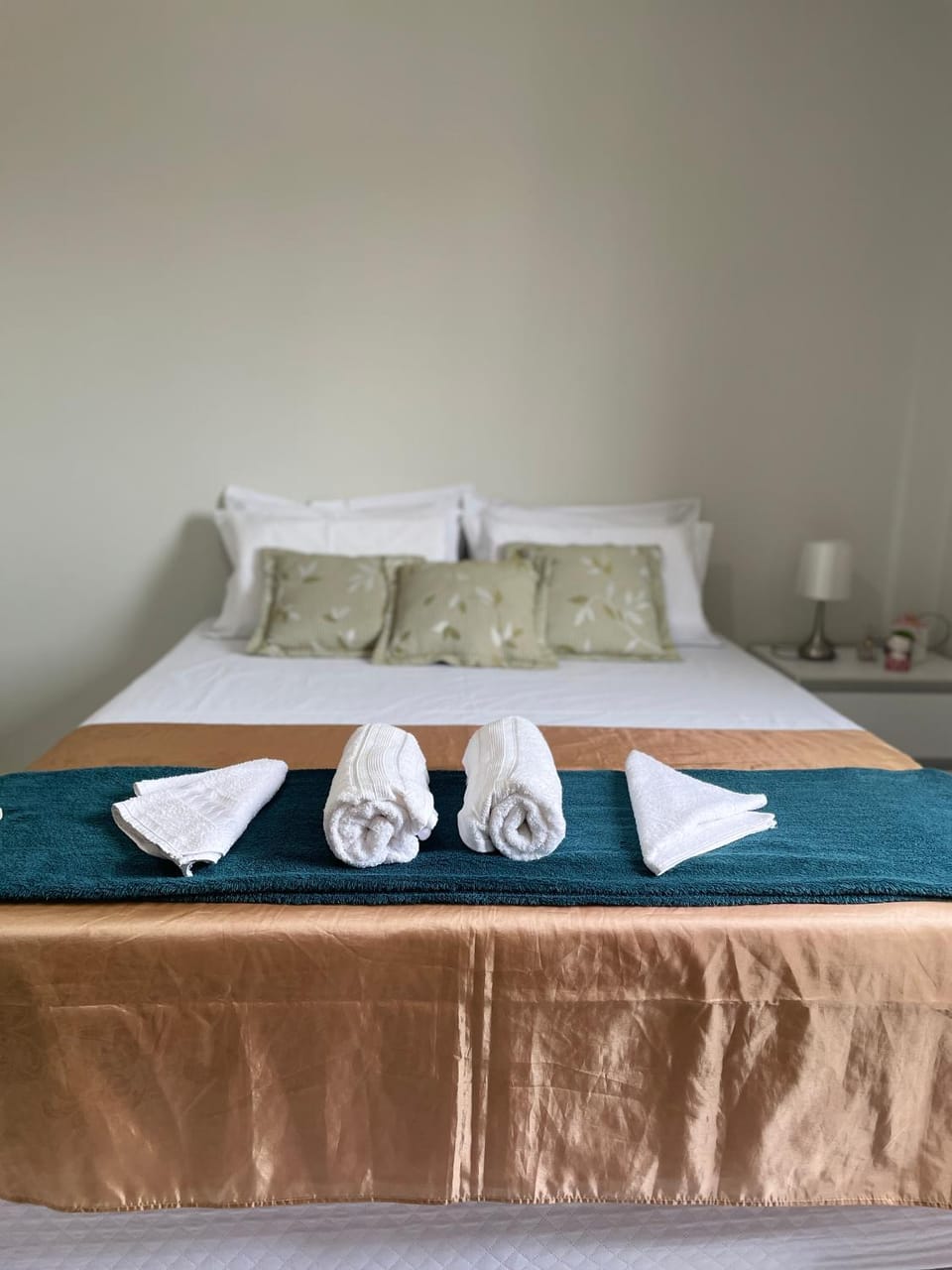 Bed, towels