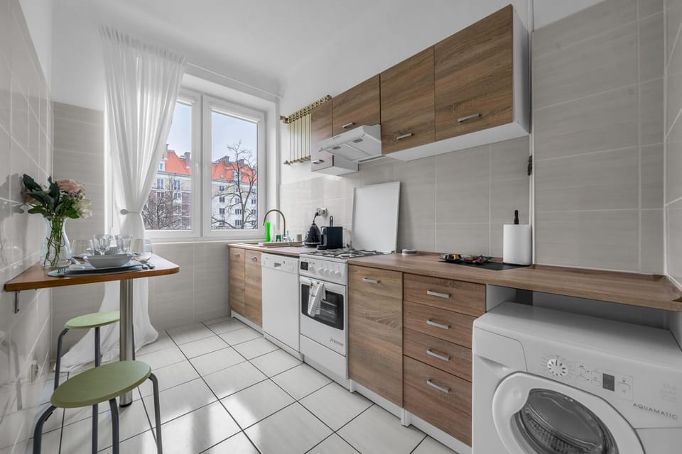 Kitchen or kitchenette, Dining area, dishwasher, oven, pet friendly, stove, washing machine