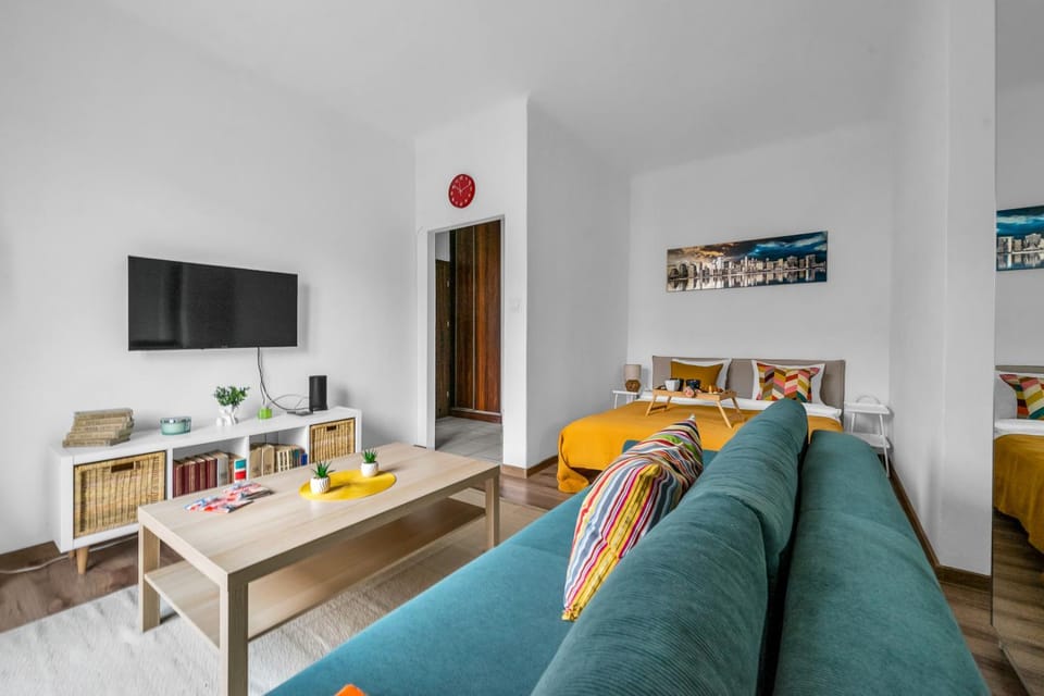 Communal lounge/ TV room, Bed, TV and multimedia, Living room, Food and drinks, Photo of the whole room, Seating area, Dining area, Evening entertainment, Bedroom, Food, Drinks
