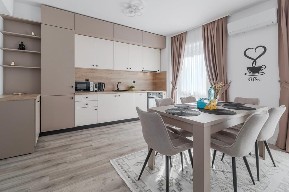 Coffee/tea facilities, Kitchen or kitchenette, Dining area, dishwasher, stove, toaster