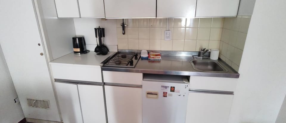 Kitchen or kitchenette, minibar
