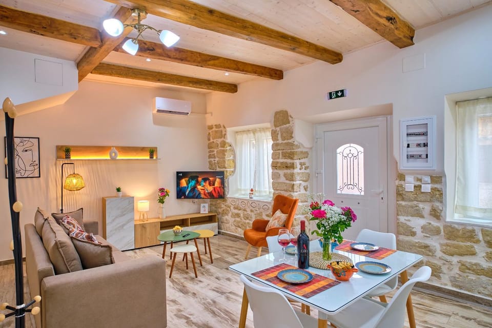 TV and multimedia, Living room, Seating area, Dining area
