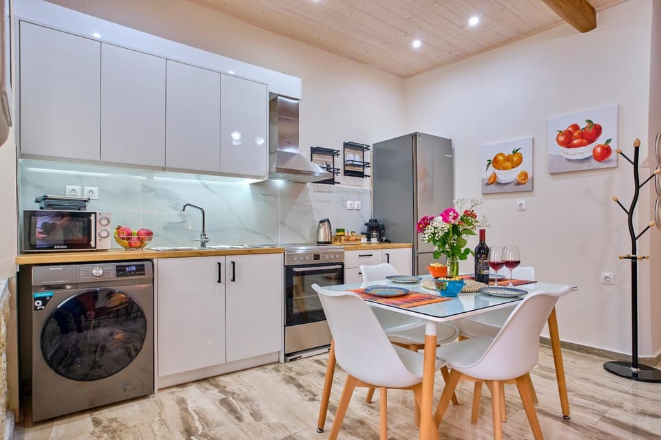 Kitchen or kitchenette, Food and drinks, Dining area, Food, washing machine