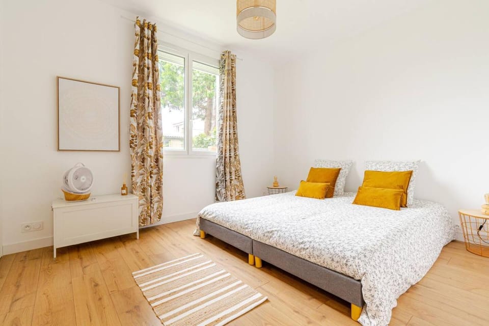 Photo of the whole room, Bedroom