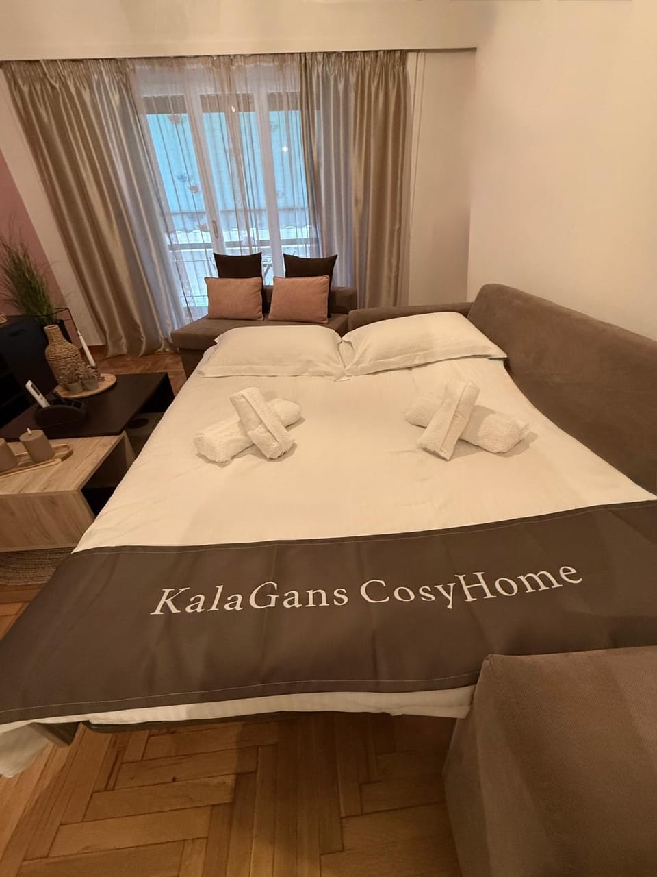 Bed, Living room