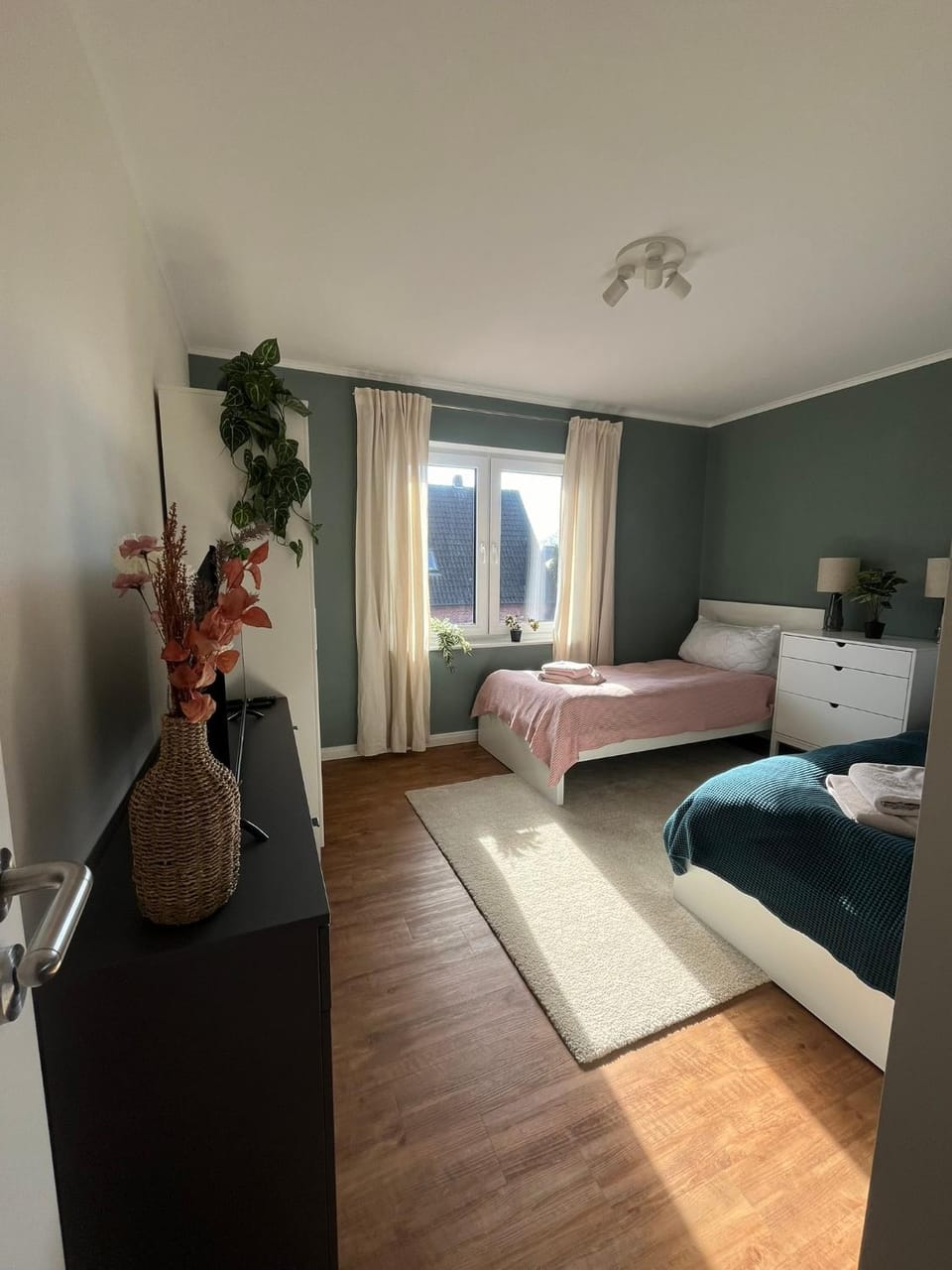 Bed, TV and multimedia, Bedroom