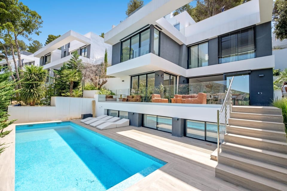 Property building, Patio, Day, Pool view, Swimming pool, sunbed