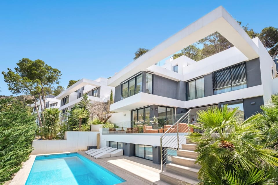 Property building, Patio, Spring, Day, Garden, Garden view, Pool view, Swimming pool, sunbed