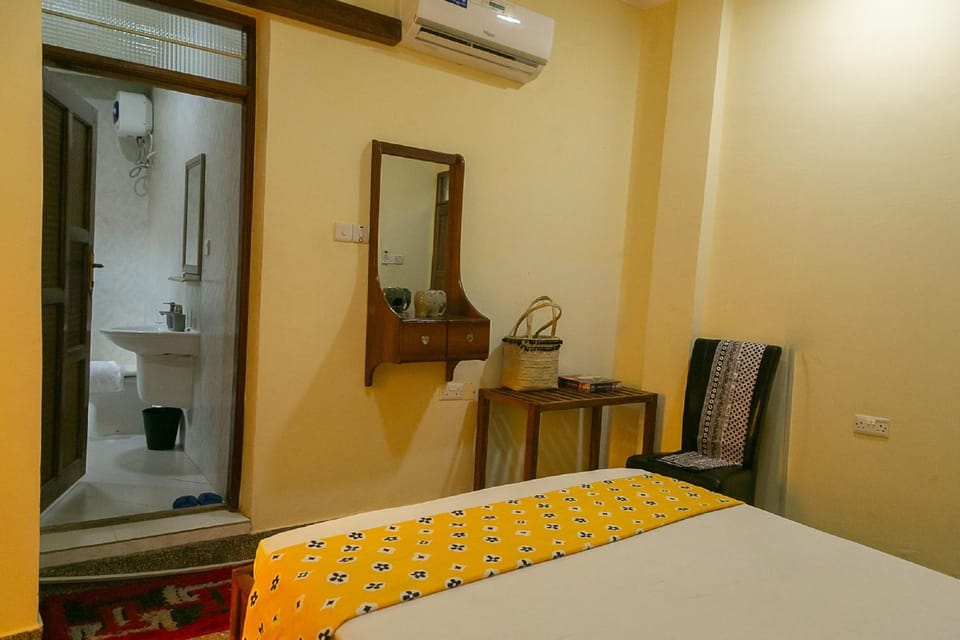 Bed, Bathroom, Photo of the whole room, Decorative detail, Bedroom, air conditioner