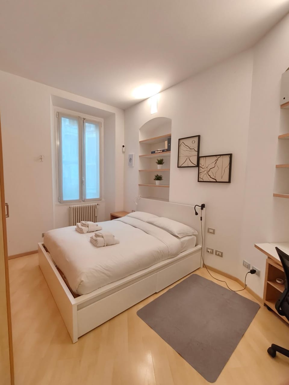 Bedroom, locker, locker, wardrobe, air conditioner