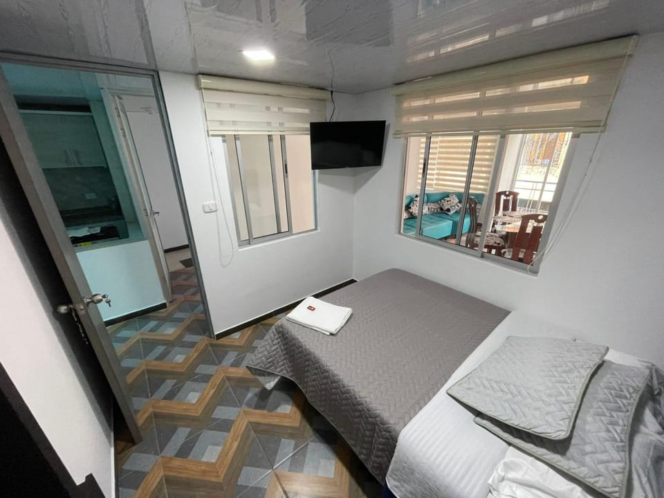 Bed, TV and multimedia, Bedroom