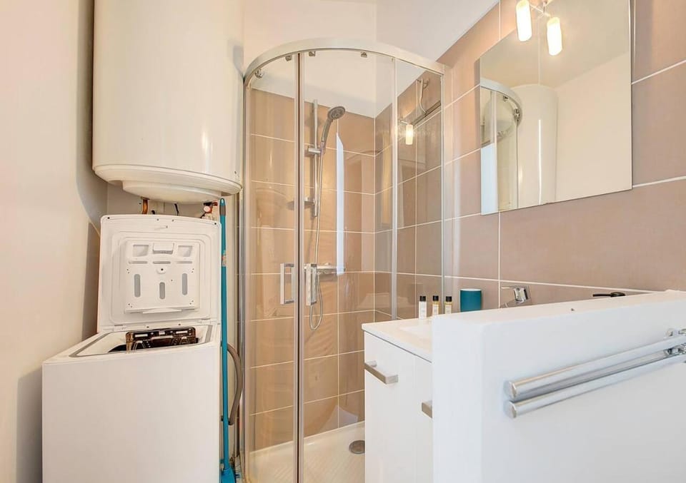 Shower, Bathroom, towels, washing machine