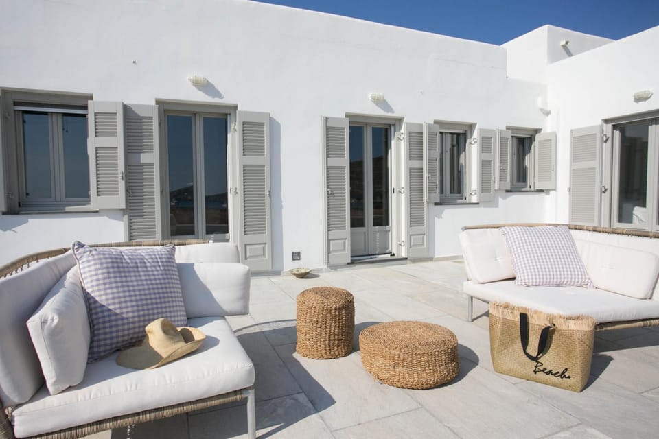 Property building, Patio, Balcony/Terrace, Living room, Seating area