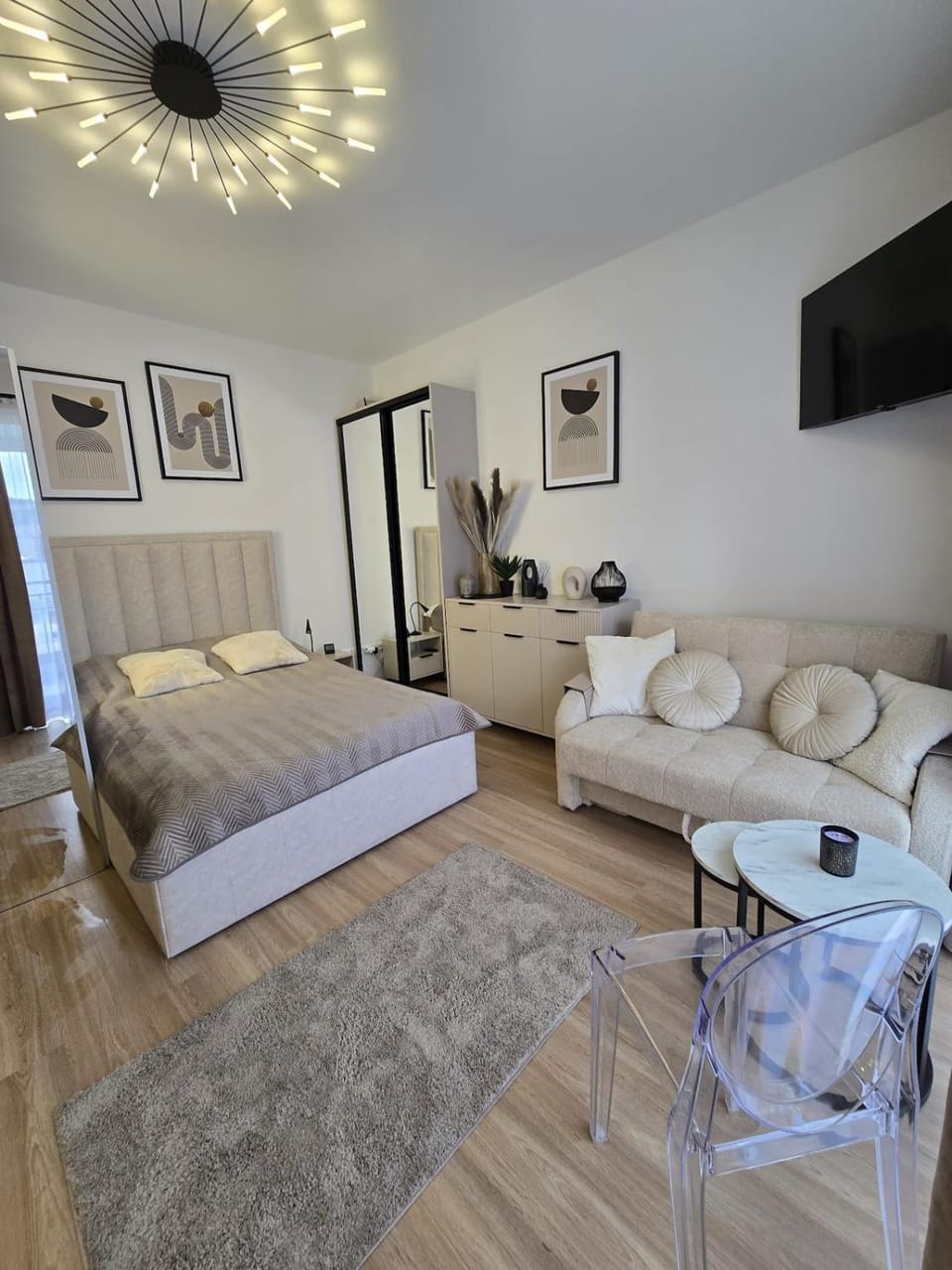 Bed, TV and multimedia, Living room, Photo of the whole room, Seating area, Bedroom