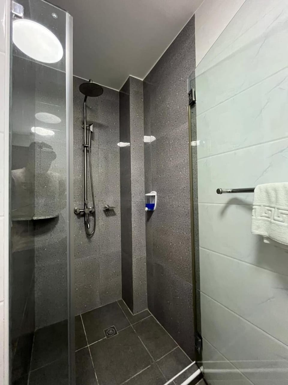 Sheryll Escapes - La Grande 406 cozy 1 bedroom Wi-Fi and Netflix Apartment in Angeles