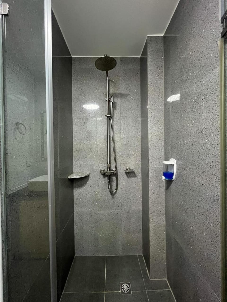 Sheryll Escapes - La Grande 406 cozy 1 bedroom Wi-Fi and Netflix Apartment in Angeles