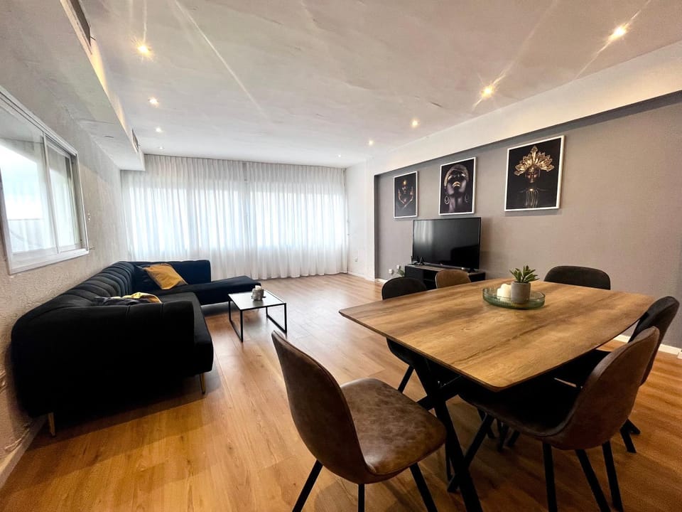 TV and multimedia, Living room, Seating area, Dining area