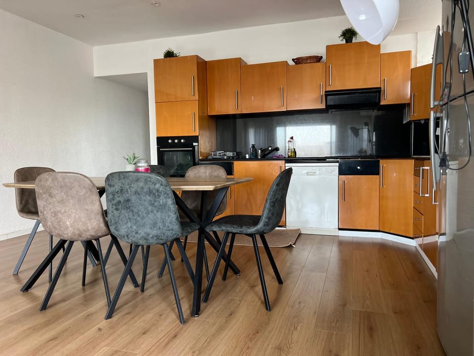 Kitchen or kitchenette, Seating area, Dining area, dishwasher, oven
