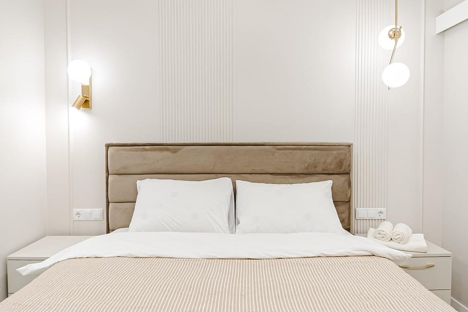 Bed, Bedroom, towels