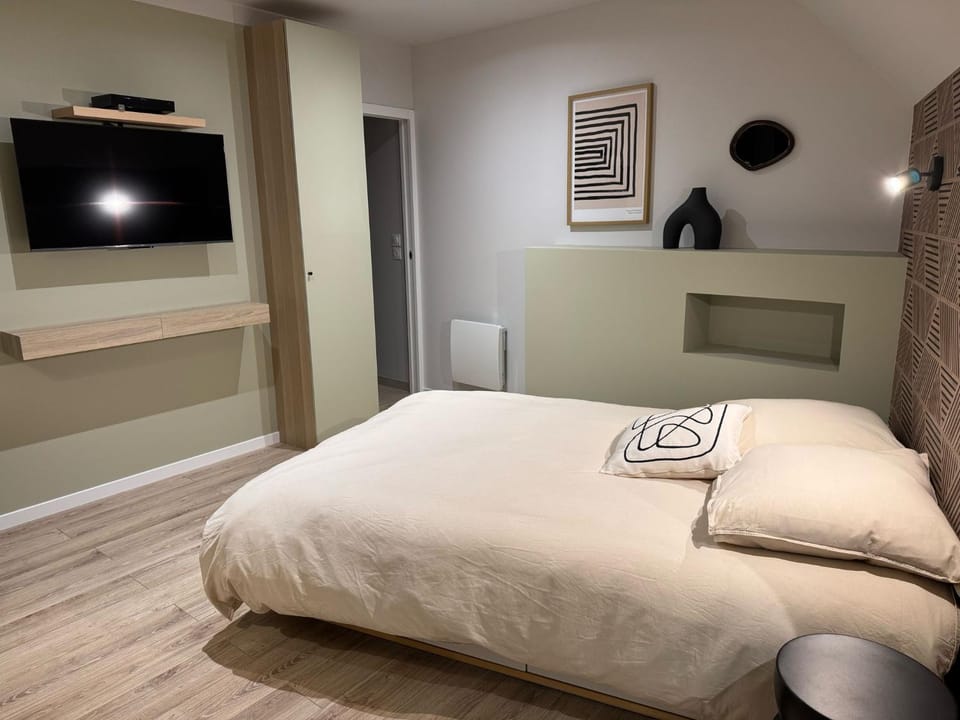 Bed, TV and multimedia, Photo of the whole room, Bedroom