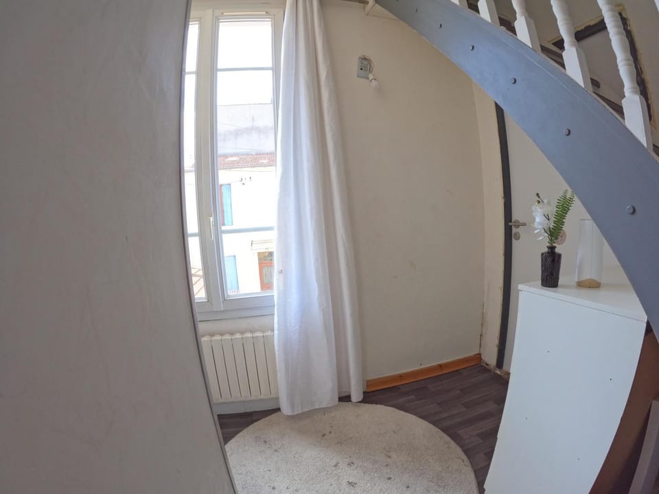 Chambre 4 personnes 2 lits proche métro 5 - salle de bain, toilettes et cuisine sont commune Vacation rental in Île-de-France