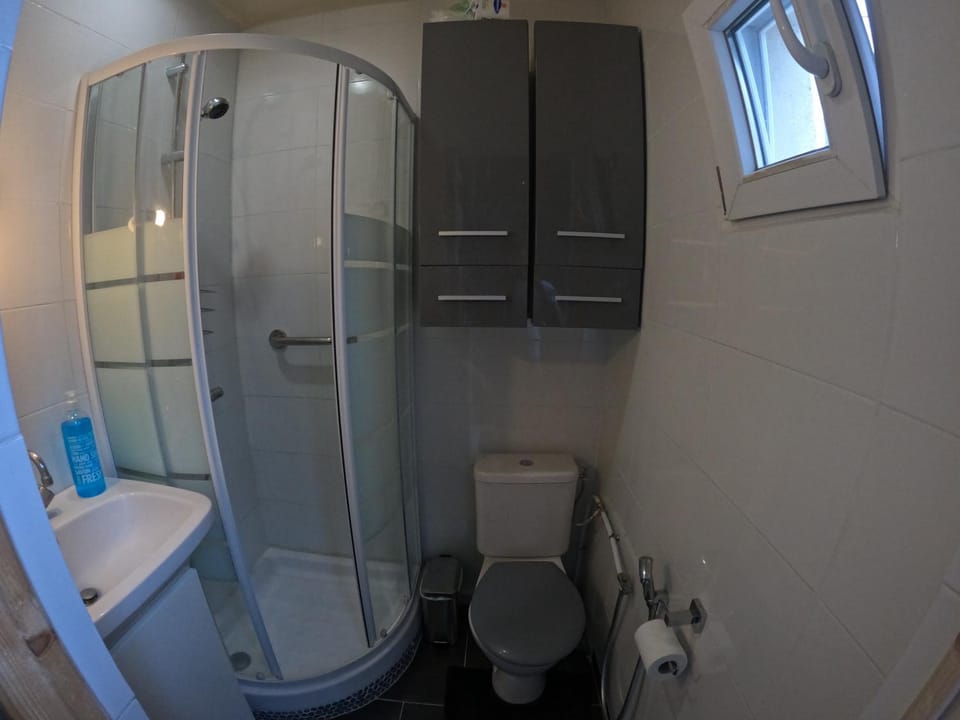 Chambre 4 personnes 2 lits proche métro 5 - salle de bain, toilettes et cuisine sont commune Vacation rental in Île-de-France