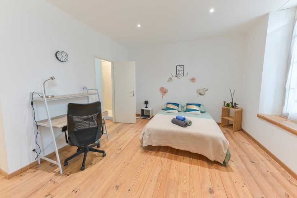 Photo of the whole room, Bedroom