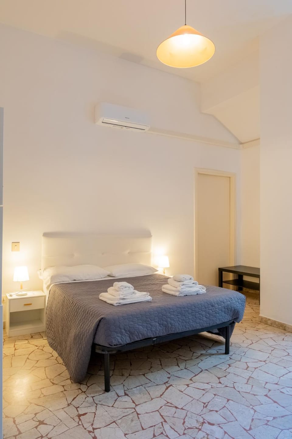 Bed, Photo of the whole room, Bedroom, towels
