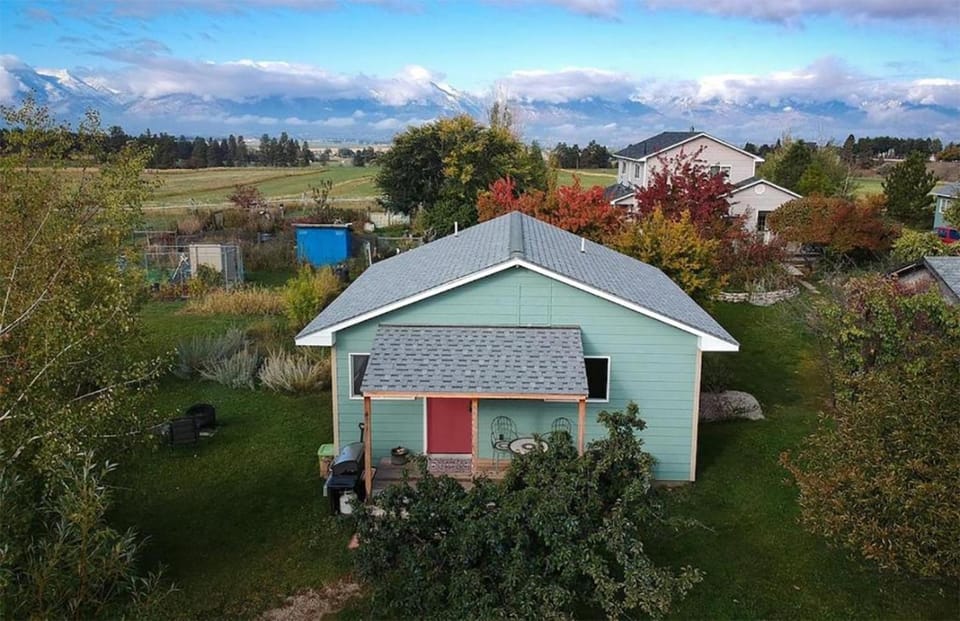 Property building, Natural landscape, Garden, View (from property/room), Garden view, Mountain view