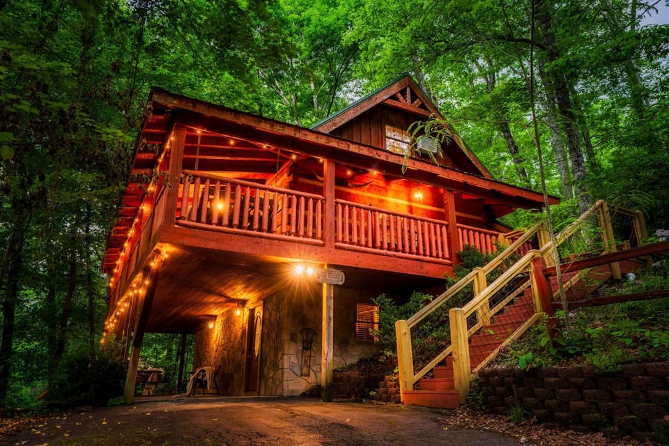 Authentic Family Paradise- Game Room-Hot Tub-BBQ Chalet in Gatlinburg