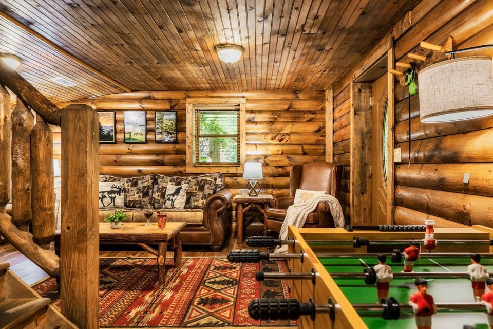 Authentic Family Paradise- Game Room-Hot Tub-BBQ Chalet in Gatlinburg