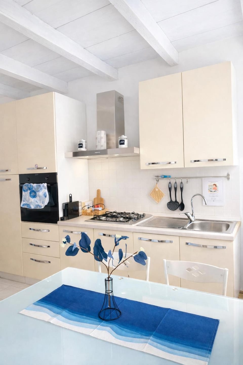 Kitchen or kitchenette, Dining area, stove