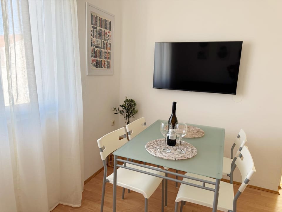TV and multimedia, Dining area