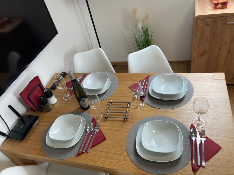 Seating area, Dining area