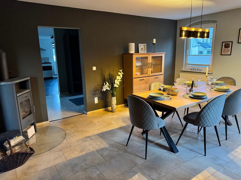 Living room, Dining area, oven, pet friendly