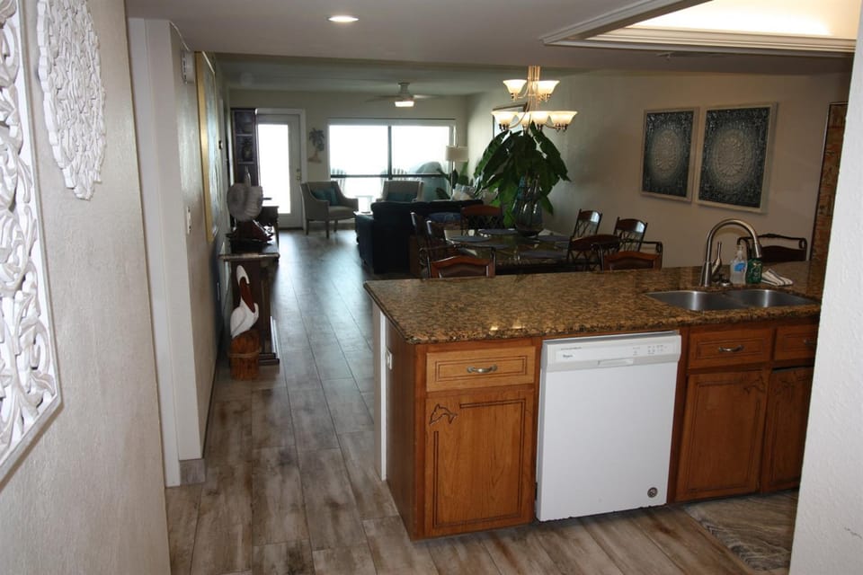 12th Floor Penthouse Beachfront, Large Balcony, Amazing Views, 3 Pools, Tennis Apartment in South Padre Island
