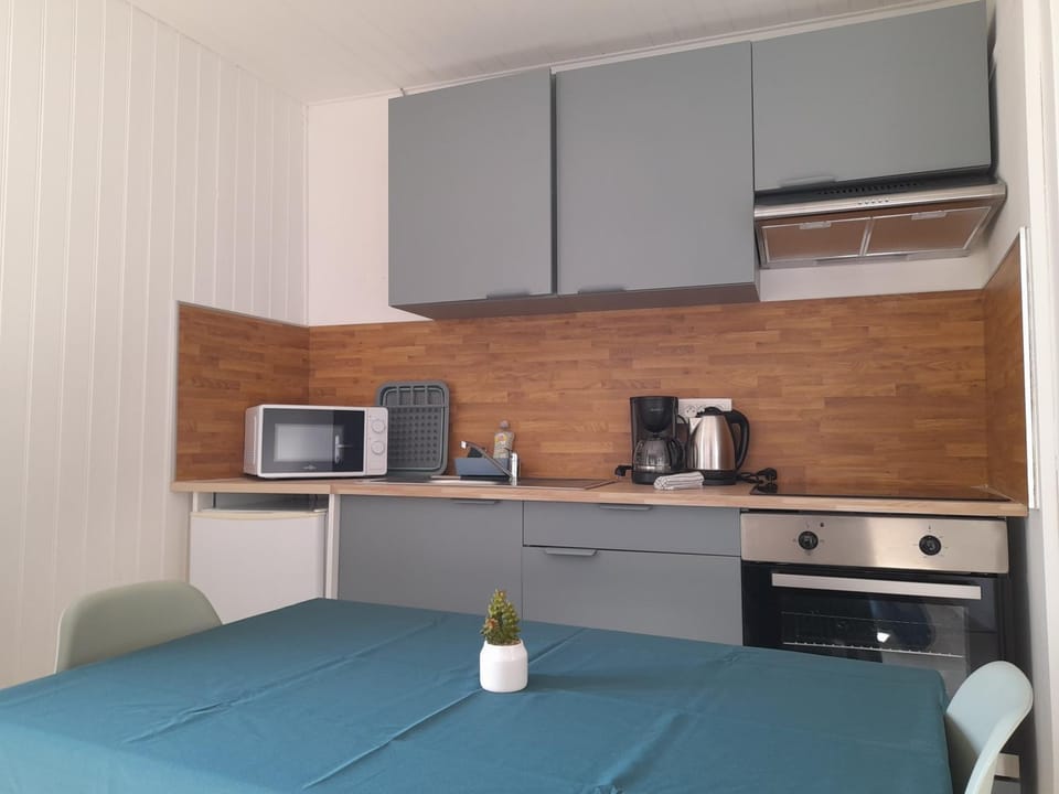 Coffee/tea facilities, Kitchen or kitchenette, oven, stove