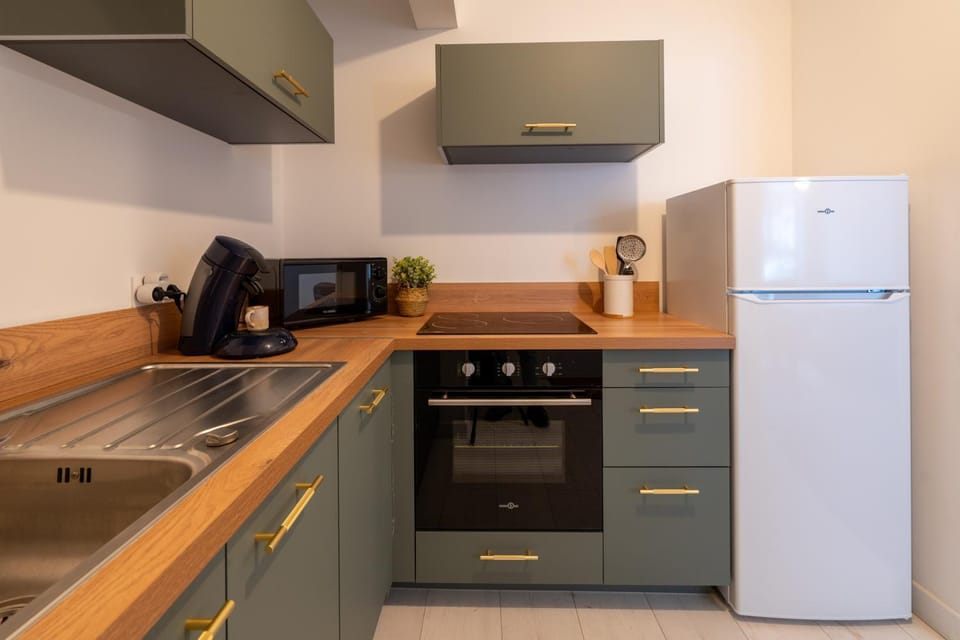 Kitchen or kitchenette, dishwasher, oven