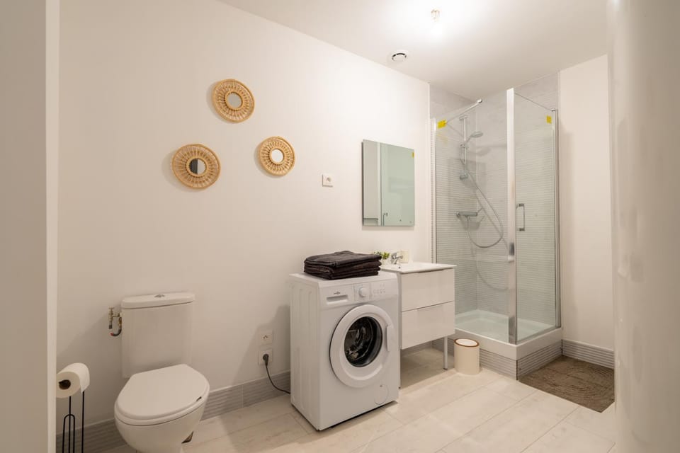 Shower, Toilet, Bathroom, towels, washing machine