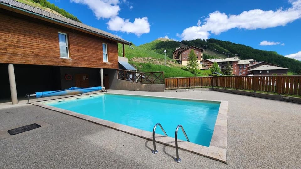 appartement 2,3 pièces avec piscine l'été Apartment in Allos