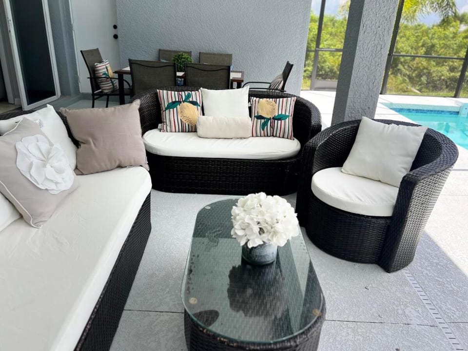 Peaceful Pool House House in South Gulf Cove