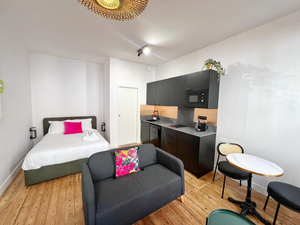 Bed, Living room, Photo of the whole room, Seating area, Bedroom