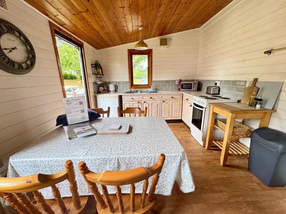 The Cosy Cabin, Dog Friendly, Free Hoburne passes Cabin in Cotswold District