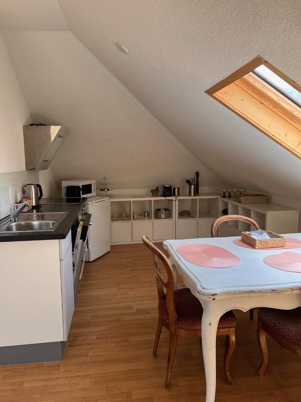 Kitchen or kitchenette, Dining area, stove
